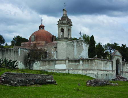 Church in ruins, inside a rural setting in Mexico City on a cloudy dayの写真素材