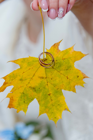 autumn leaf engagement ring in the hand of the brideの写真素材