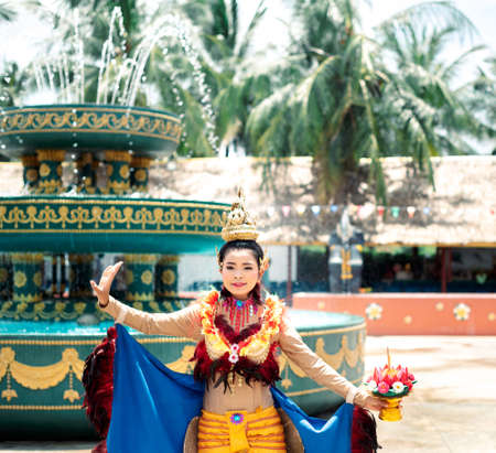 Pattaya, THAILAND - September 17, 2018: Thai girl dancing in Padaung Tribe Village of Long Neck Peopleのeditorial素材