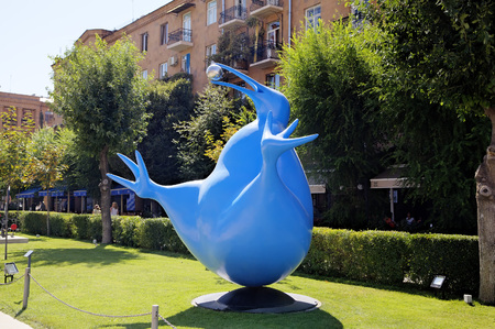 Bluebird of happiness of the Kiwi. Exhibition of modern sculptures. Big Cascade. Yerevan, Armeniaのeditorial素材