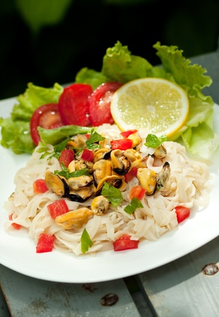 Noodles and mussels in the gardenの写真素材