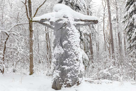 Finland, Lahti, 14 February 2021 Statues, human figures, made of stone and winter landscape of Lanupuisto park on a frosty day. Contemporary art. High quality photoのeditorial素材