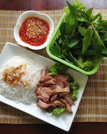 Grilled pork with steamed vermicelli served with fresh vegetable and sweet sauceの素材