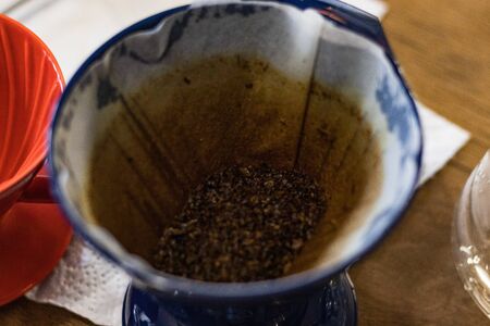 offee grounds on paper filter close upの写真素材