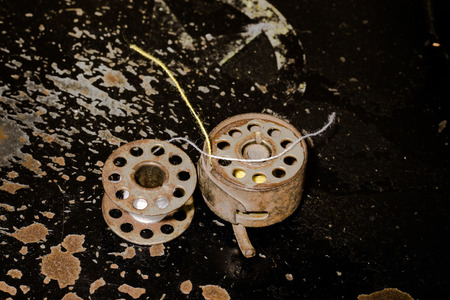 Metal spool of thread and sewing machine shuttle