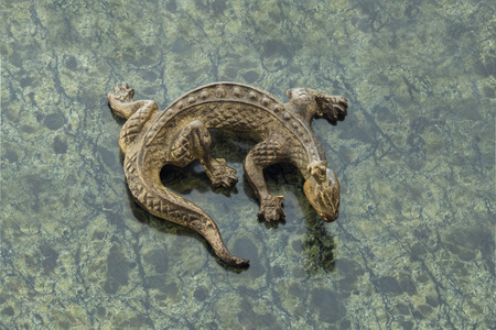 Bronze lizard on old malachiteの写真素材