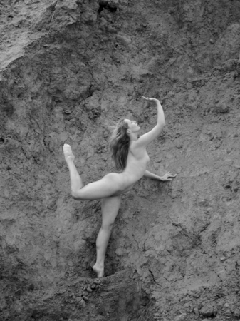 Young nude woman enjoying summer time outdoors in hot sunny day. Sexy brunette posing on stoneの写真素材