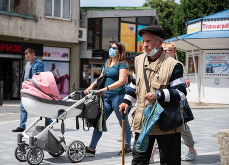 UZHHOROD, UKRAINE - MAY 27, 2020: Quarantine in the city of Uzhhorod due to the COVID-19 virus. People in protective masks in the streets of the cityのeditorial素材