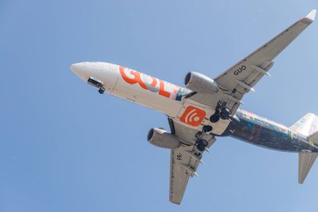 Sao Paulo, Brasil, mai 26, 2018: Close up view of an aircraft approaching the airport to landのeditorial素材
