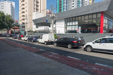 Sao Paulo, Brazil, mai 26, 2018: Cars line in front of gas station with no gas due to Truckers strike in Brazilのeditorial素材