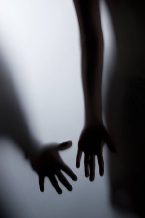 Mann reicht Frau die Handの写真素材