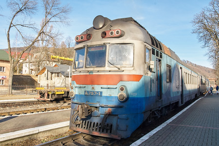 YAREMCHE, UKARINE - JANUARY 16, 2016: Old diesel passenger train. Railroad station.のeditorial素材