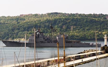 VARNA, BULGARIA - JUNE 02: USS Anzio (CG-68) sails away on June 02, 2011 in Varna, Bulgaria. The Ticonderoga-class guided missile cruiser of the US NAVY was on a short visit in Port of Varna. のeditorial素材
