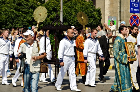 VARNA, BULGARIA - Since 1933, the Varna City Day is celebrated on August 15, 2011 in Varna, Bulgaria. Citizens participate after the liturgy in the procession with the cross. のeditorial素材