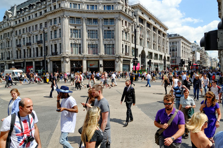 LONDON - JULY 1, 2014: People crossing at Oxford Circus in London. It\\のeditorial素材