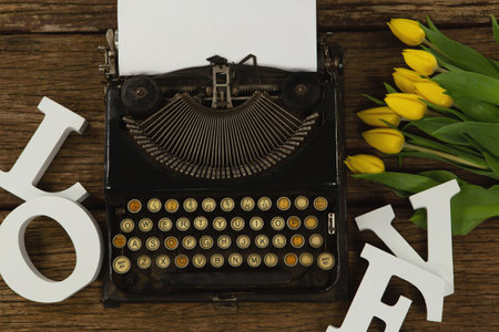 Typewriter and flowers on table, Close-upの写真素材
