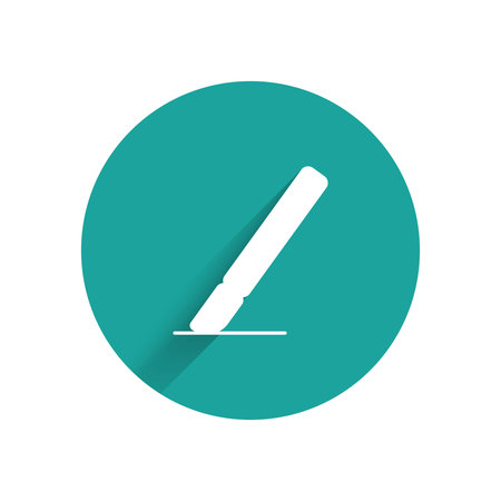 White Medical surgery scalpel tool icon isolated with long shadow background. Medical instrument. Green circle button. Vectorのイラスト素材