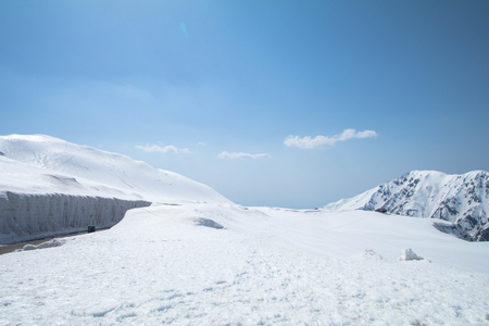 Tateyama Kurobe Alpine Route the snow mountains wall at Kurobe alpine , Beautiful landscape the  view  on Tateyama  Japanese Alps with blue sky  background. Toyama city, Japan.の写真素材