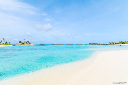 Amazing island in the Maldives ,Beautiful turquoise waters and white sandy beach with  blue sky  background for holiday vacation .の写真素材