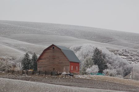 red barn in winterの写真素材