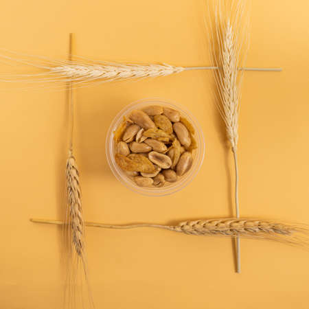 Peeled peanuts and garlic slices are fried in oil and blotted out for a snack during fun activities.の写真素材