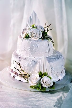 Beautifully decorated wedding cake with white rosesの写真素材