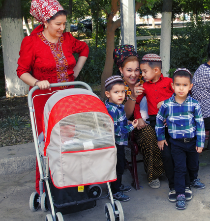 Ashgabat, Turkmenistan - October 5, 2015. Unknown Turkmen family with children on holiday in the park. Ashgabat, Turkmenistan - October 5, 2015.のeditorial素材