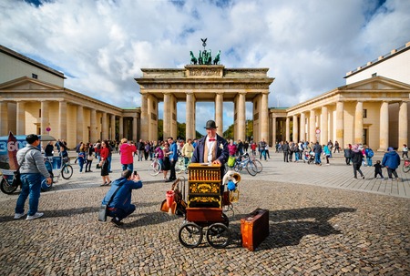 BERLIN, GERMANY - OCTOBER 08: Street musician near the Brandenburg gate at Berlin, Germany. Europe.  On 8 October 2017.のeditorial素材