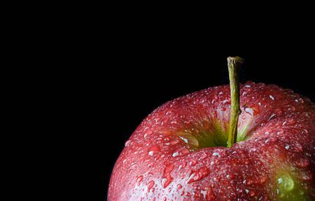 Red wet apple in black background - macro foto