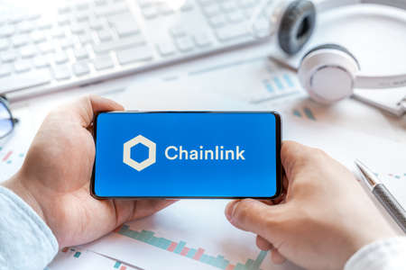 Logo of Chainlink coin in tablet. Cryptocurrency Link token. Trading blockchain platform to buy,sell on decentralized exchange DEX,DEFI. Digital money.Business,investing.のeditorial素材