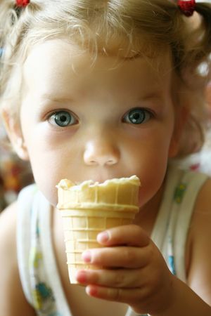 An image of a cute little girl with ice-creamの写真素材
