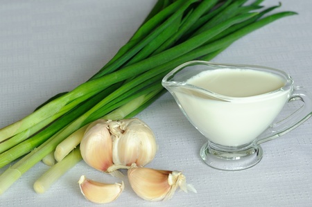 An image of white souce and green onion with garlicの写真素材