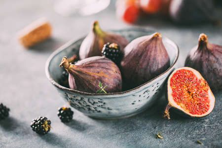 Organic figs and blackberries in a bowlの写真素材