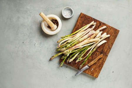 Freshly picked asparagus on a cutting Boardの写真素材
