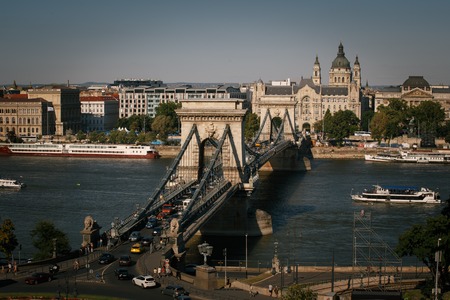 The famous Chain Bridge across the Danube in Budapest, Hungary, Europeのeditorial素材