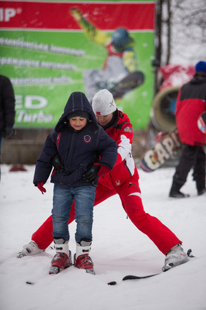 Ukraine, Kiev ski resort Protasov Yar January 25, 2015. The ski slope in the city center. Ski school for children. The instructor teaches a group of people in the winter to snow a mountain to ski.のeditorial素材