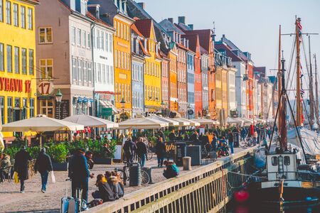 February 18, 2019. Denmark Copenhagen. The central street is a landmark, the embankment of the river Nyuhavn Novaya Harbor in winter in sunny, bright and warm weather.のeditorial素材