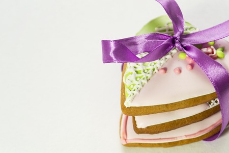 Gingerbread gingerbread in pink glaze. Bakery products. Gingerbread in the shape of a heart. Place for text. Gingerbread pattern Background.の写真素材