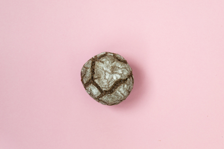 Flat chocolate marble cookies lay on a pink background. Chocolate cookie shot. There is a place for text.の写真素材