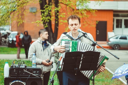 Russia, Siberia, Novokuznetsk - may 9, 2017: musicians sing songs on the street on victory dayのeditorial素材