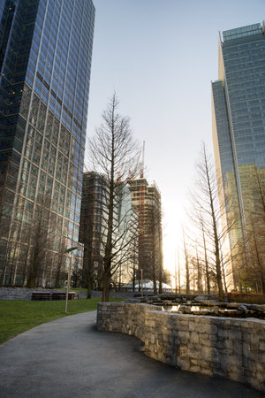 LONDON - APRIL 6: Canary Wharf in London on April 6, 2013 the financial heart of the city as the UK avoids a triple dip recessionのeditorial素材