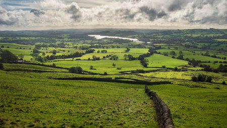 Beautiful wide vista landscape image of English countryside in Peak District National Parkの写真素材