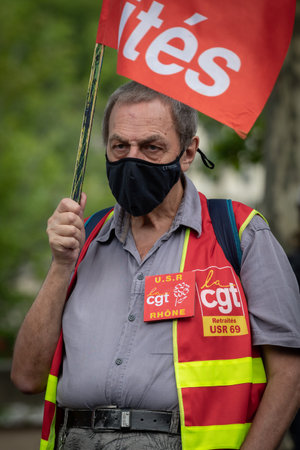 August 05 2021, Lyon, Rhone Alpes Auvergne, France: demonstrators in the street against the sanitary pass, with a banner in French, no pass, in English, no passのeditorial素材