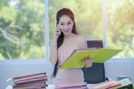 Business woman chatting with customers in a good mood and politely.の写真素材