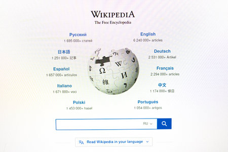 NOVOPOLOTSK, BELARUS - 06 FEBRUARY, 2021: Wikipedia home page on display close upのeditorial素材