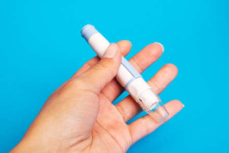 The lancet device pierces the finger close upの写真素材