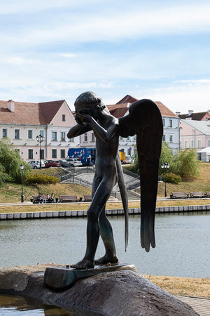Belarus, Minsk - 12 september, 2022: Statue monument on the island close upのeditorial素材