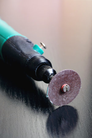 Electronic engraving device in the hand
