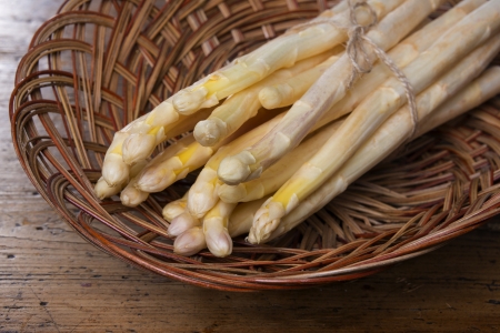 a fresh white asparagus in a basketの写真素材