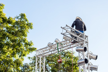 Chiang Mai Thailand -Aug 09: Electrician Installing lights to light the stage.
 09/08/2015 Place Thapae gate in Chiang mai Thailandのeditorial素材